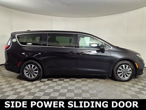 Used 2023 Chrysler Pacifica Touring-L image 6