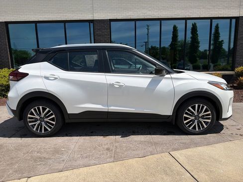 Used 2024 Nissan Kicks SV image 2