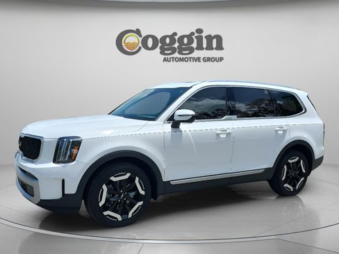 Used 2024 Kia Telluride EX w/ EX Captain's Chair Package FWD image 1