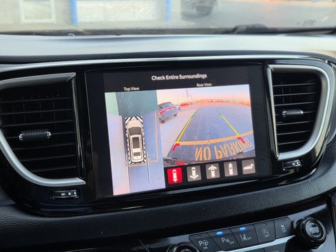 Used 2025 Chrysler Pacifica Select FWD image 49