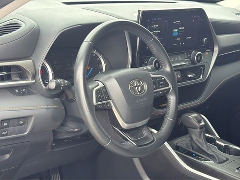 Used 2023 Toyota Highlander Bronze Edition image 7