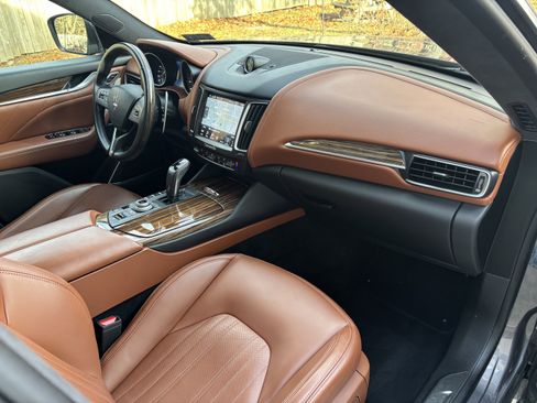 Used 2019 Maserati Levante GranLusso image 19