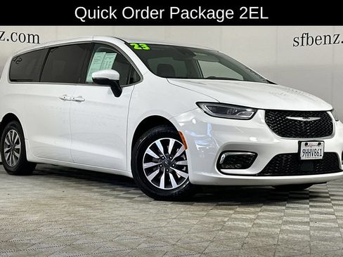 Used 2023 Chrysler Pacifica Touring-L FWD image 2