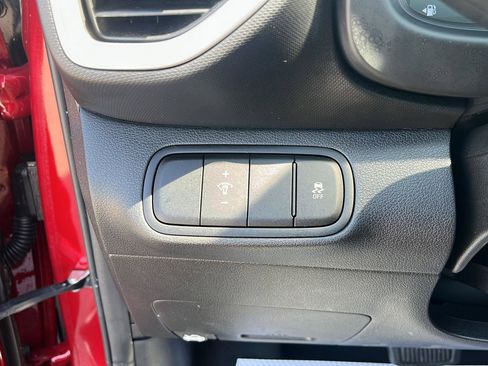 Used 2025 Hyundai Venue SEL FWD image 12