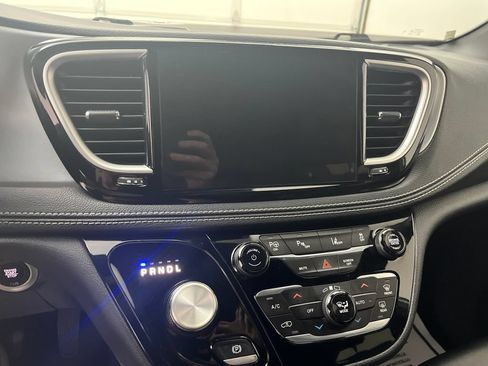 Used 2024 Chrysler Pacifica Limited FWD image 19