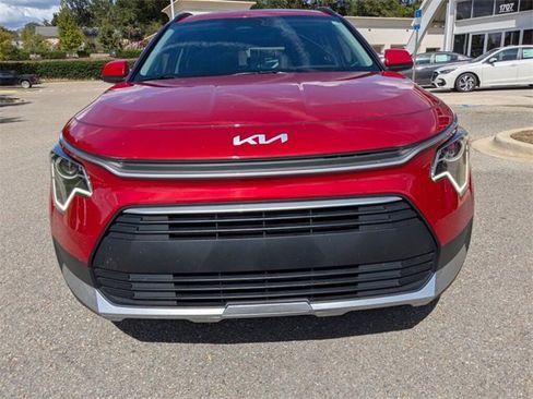 Used 2024 Kia Niro LX image 3