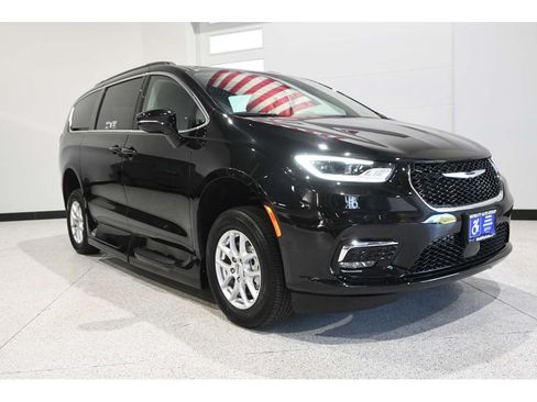 Used 2022 Chrysler Pacifica Touring-L FWD image 3