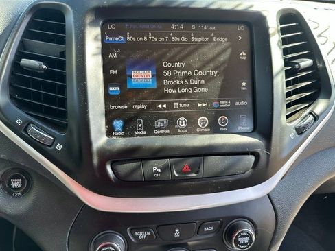 Used 2018 Jeep Cherokee Latitude Plus w/ Comfort/Convenience Group FWD image 10