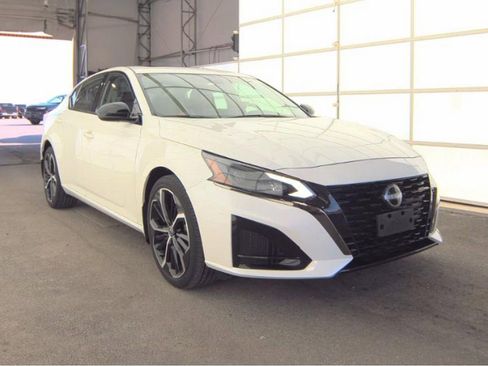 Used 2023 Nissan Altima 2.5 SR w/ SR Premium Package AWD/4WD image 4