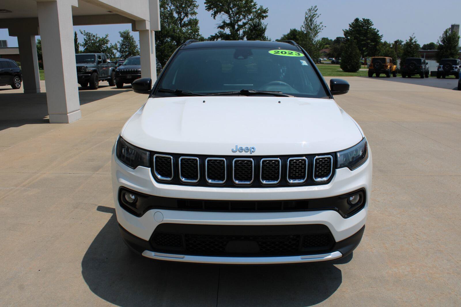 Used 2023 Jeep Compass Limited AWD/4WD image 3