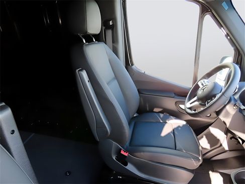 Used 2024 Mercedes-Benz Sprinter 2500 image 19