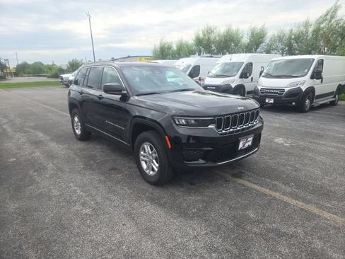 Used 2025 Jeep Grand Cherokee Laredo w/ Luxury Tech Group I AWD/4WD image 2