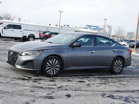 Used 2024 Nissan Altima 2.5 SV image 2