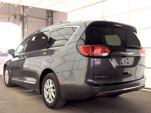 Used 2020 Chrysler Pacifica Touring-L FWD image 4