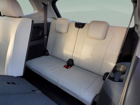 Used 2019 Volkswagen Tiguan SE image 11