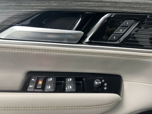 Used 2024 Jeep Wagoneer Series II w/ Flexible Seating Group image 12