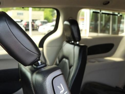 Used 2018 Chrysler Pacifica Touring-L FWD image 39