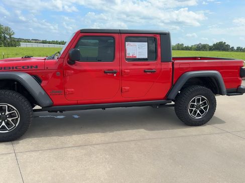 Used 2024 Jeep Gladiator Rubicon w/ Safety Group AWD/4WD image 4