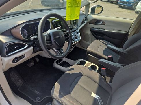 Used 2017 Chrysler Pacifica LX FWD image 14