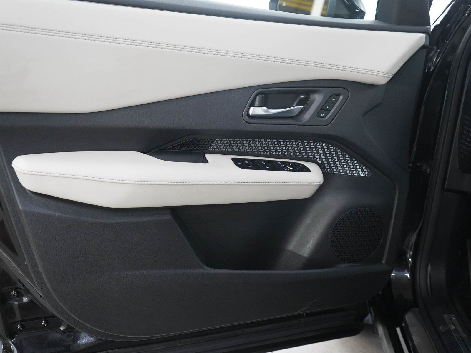 Used 2023 Nissan Ariya AWD image 19