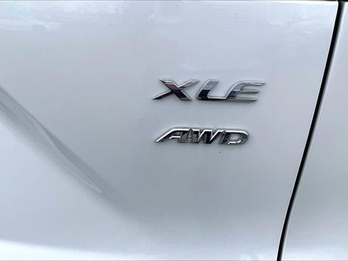 Used 2025 Toyota Corolla Cross XLE w/ Convenience Package image 8