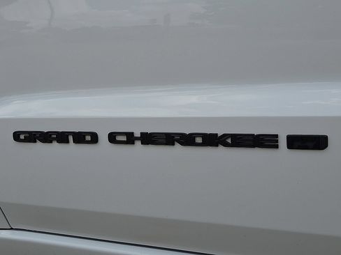 Used 2022 Jeep Grand Cherokee Laredo X AWD/4WD image 9