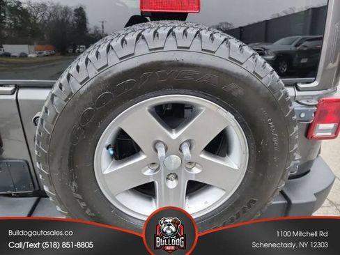 Used 2017 Jeep Wrangler Unlimited Rubicon w/ Connectivity Group AWD/4WD image 31