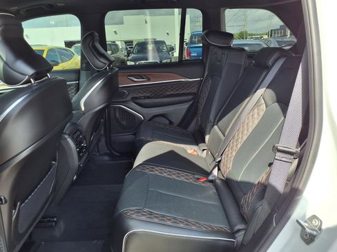 Used 2025 Jeep Grand Cherokee Summit w/ Obsidian Package image 18