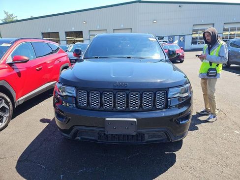 Used 2021 Jeep Grand Cherokee Laredo X image 2