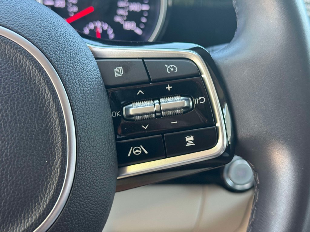 Used 2024 Kia Carnival EX FWD image 21