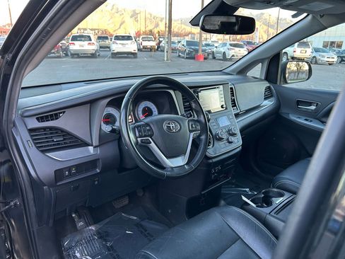 Certified 2020 Toyota Sienna SE image 10
