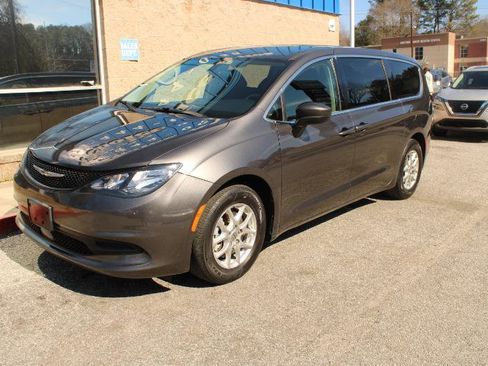 Used 2022 Chrysler Voyager LX image 3