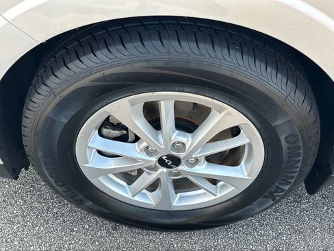 Used 2023 Kia Carnival LX FWD image 7