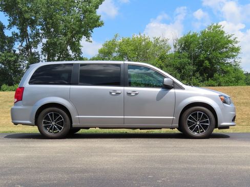 Used 2018 Dodge Grand Caravan SE FWD image 2