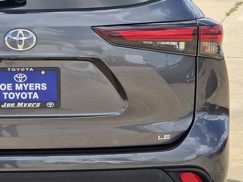 Used 2025 Toyota Highlander LE FWD image 9