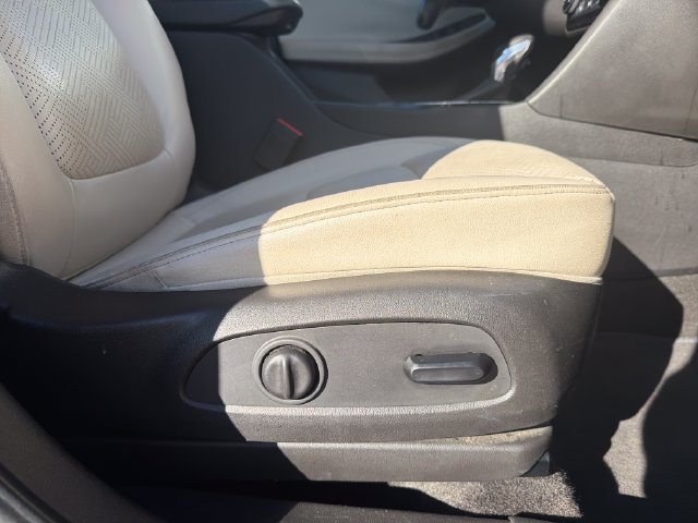 Used 2020 Buick Encore GX Essence w/ Experience Buick Package FWD image 29