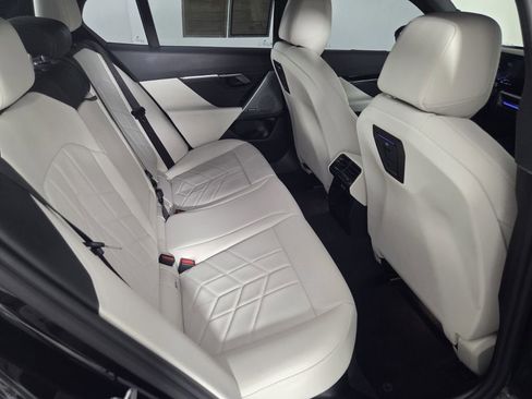 Used 2025 BMW 530i w/ Premium Package RWD image 31