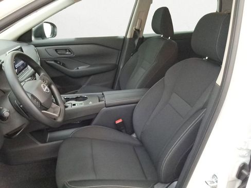 Used 2025 Nissan Rogue S image 10