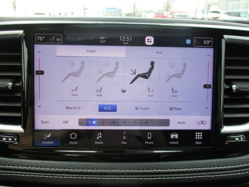 Used 2024 Chrysler Pacifica Limited FWD image 23