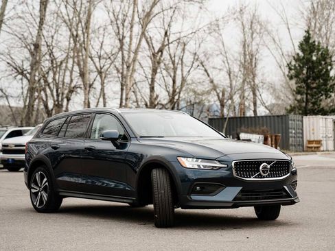 Used 2026 Volvo V60 B5 Cross Country Plus w/ Climate Package image 2