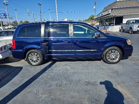 Used 2013 Chrysler Town & Country Touring-L w/ Entertainment Group #2 image 2