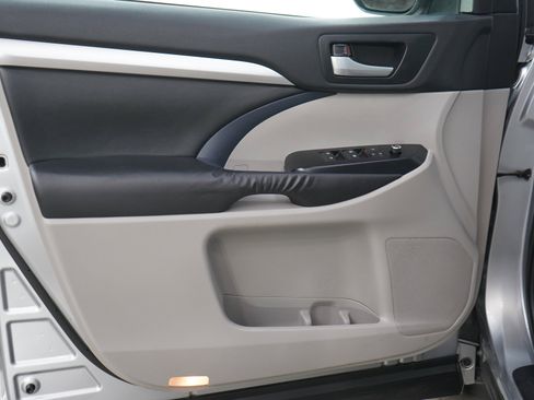 Used 2014 Toyota Highlander XLE AWD/4WD image 19