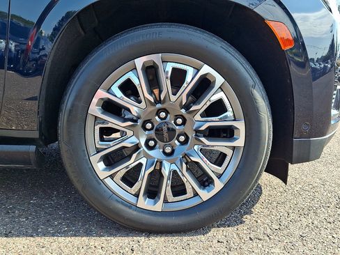Used 2023 GMC Yukon XL Denali Ultimate AWD/4WD image 8