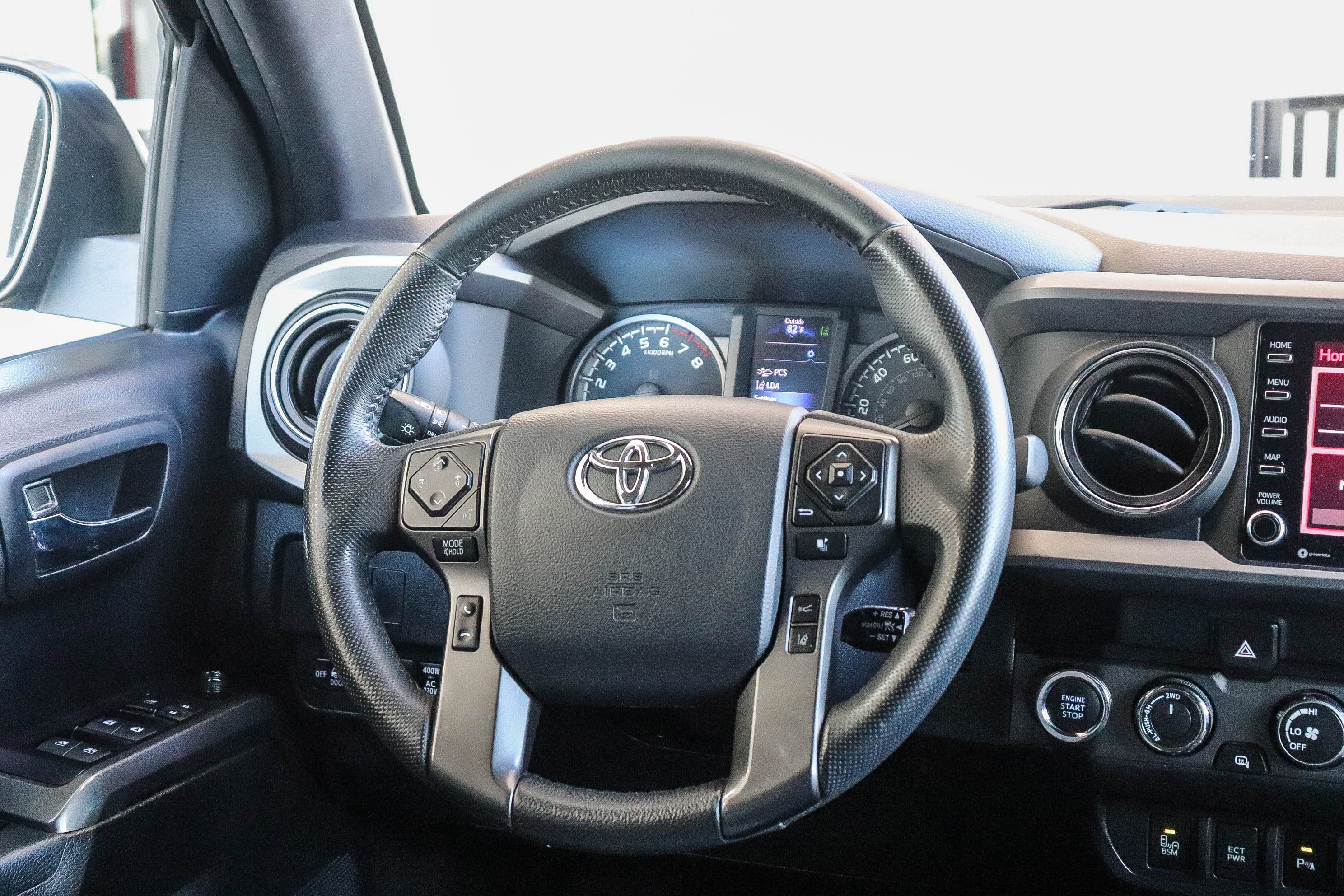 Used 2020 Toyota Tacoma TRD Off-Road w/ Technology Package AWD/4WD image 18