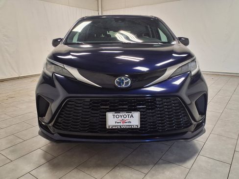 Used 2022 Toyota Sienna XSE AWD/4WD image 2