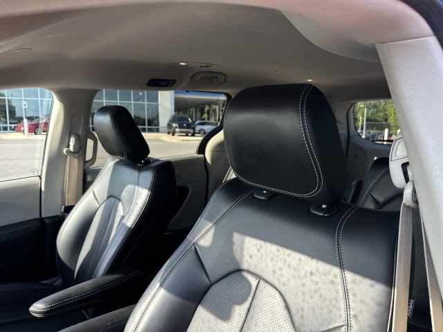 Used 2023 Chrysler Pacifica Touring-L FWD image 12