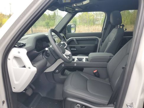 Used 2026 Land Rover Defender 130 X-Dynamic SE AWD/4WD image 12