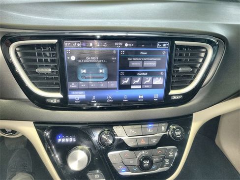 Used 2024 Chrysler Pacifica Touring-L image 16