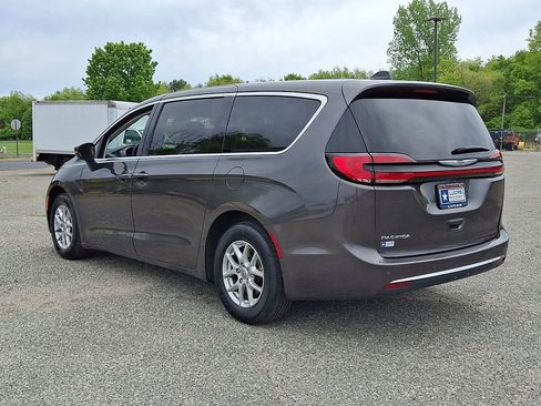 Used 2023 Chrysler Pacifica Touring-L FWD image 8