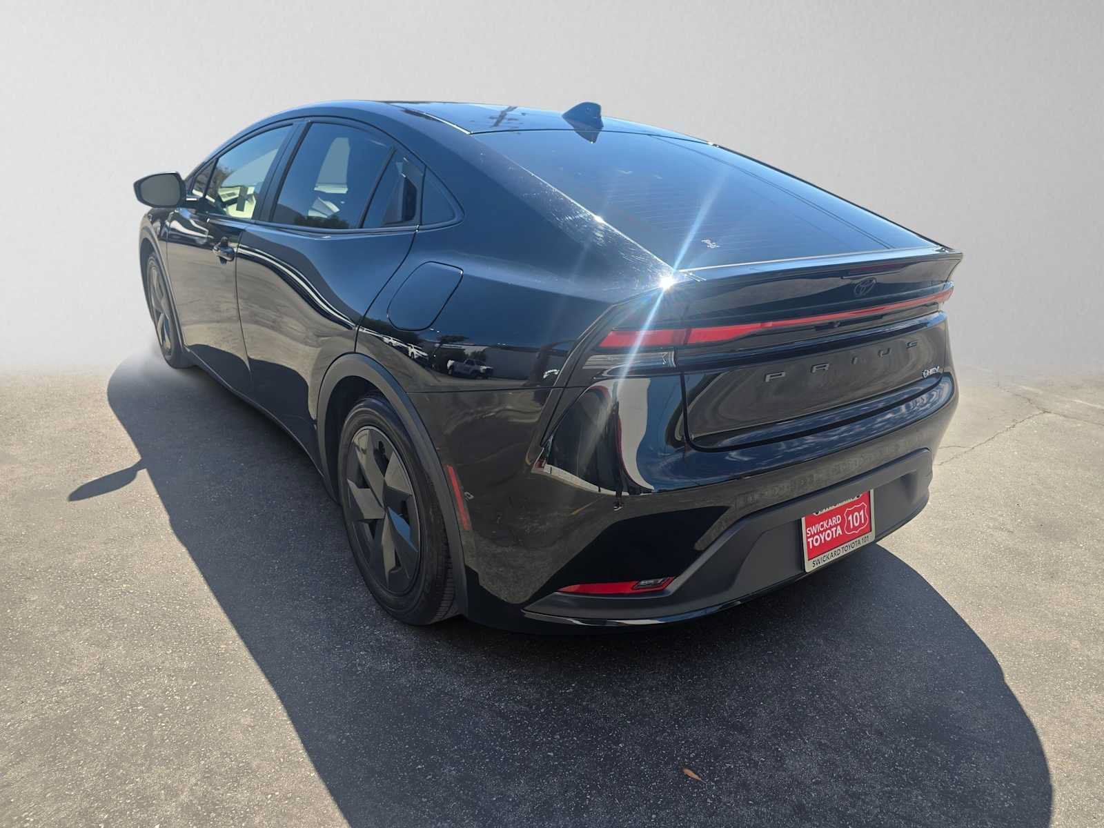 Used 2023 Toyota Prius LE FWD image 5